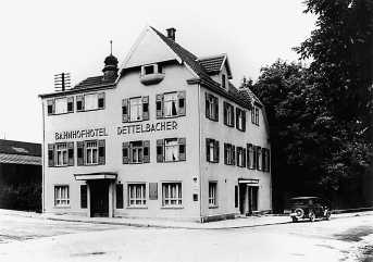 Das Hotel Dettelbacher an der Westseite des Bahnhofvorplatzes. Aufnahme um 1930