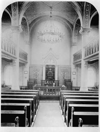 Blick in den Innenraum der neu erbauten Synagoge. Aufnahme von 1881.