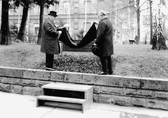 Landesrabbiner Dr. Bloch (links) und Oberbürgermeister Dr. König enthüllen am 31. Januar 1971 die Gedenktafel am Platz der ehemaligen Synagoge.
