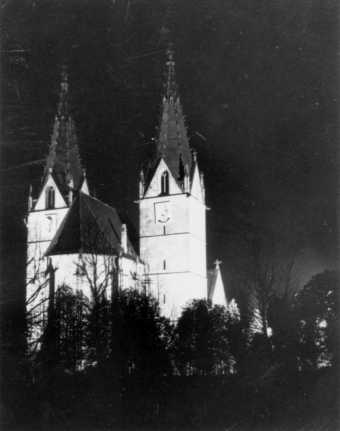 Konfrontation zwischen Kirche und Partei: Gegen den Willen des Kirchengemeinderates wurden am 1. Mai 1933 Porträtbilder Hindenburgs und Hitlers an den Türmen der Göppinger Oberhofenkirche angebracht. - Bildnachweis: Landeskirchliches Archiv Stuttgart