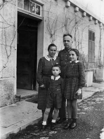 Soldat Paul Gotthilf Veil mit Familie auf einem der letzten Heimaturlaube im Februar 1944.  - Bildnachweis: Privatbesitz