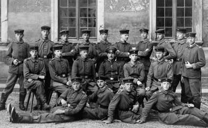 Erwin Palmer (in der hinteren Reihe stehend, 5. von links) als Rekrut bei der Infanterie.  - Bildnachweis: Privatbesitz