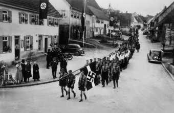 Rechberghäuser Hitlerjugend am 1. Mai 1939 vor dem Gasthaus zum Lamm. Anfangs hatte Pfarrer Ziesel noch an eine Zusammenarbeit von katholischer Jugend und HJ "zum Wohle Deutschlands" geglaubt. - Bildnachweis: Gemeindearchiv Rechberghausen