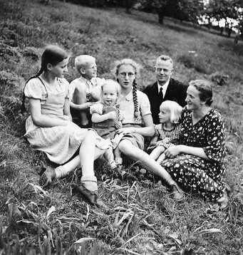 Gertrud und Otto Mörike mit fünf ihrer Kinder im Pfarrgarten in Flacht. Aufnahme vom Frühjahr 1941.  - Bildnachweis: Privatbesitz