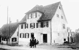 Max und Betty Lauchheimer vor ihrem Haus in Jebenhausen
